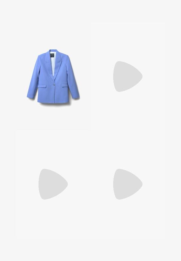 Ein einreihiger Blazer in Periwinkle-Blau mit Reverskragen und Klapptaschen, flach auf einem weißen Hintergrund präsentiert.; Weißes T-Shirt mit kurzen Ärmeln aus Baumwolle. Verfügt über einen Rundhalsausschnitt und ein kleines schwarzes Adidas-Logo auf der Brust. Gerader Saum.; Helle blaue weit geschnittene Jeans aus Denim. Merkmale sind eine hohe Taille, fünf Taschen und ein gerader Schnitt mit minimaler Ausbleichung.; Sportschuhe mit einem Obermaterial aus weißem Leder, grauer Wildleder-Zehenkappe und drei schwarzen Streifen. Sie verfügen über ein blaues Logo auf der Zunge und eine strukturierte Gummisohle.