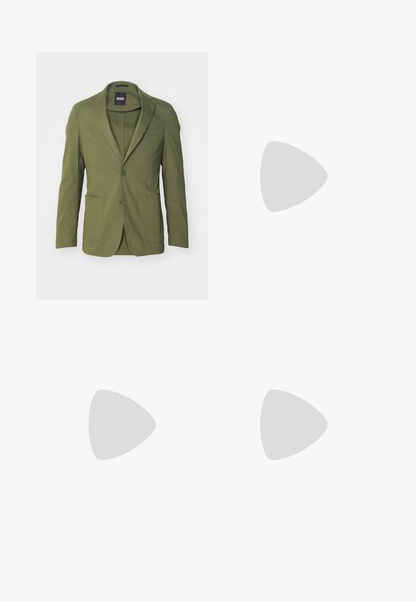 Blazer verde realizzato in tessuto texturizzato, con due tasche frontali, chiusura a un bottone e revers a punta. Etichetta del marchio visibile all'interno.; Maglietta nera a maniche corte realizzata in un morbido misto cotone, con scollatura a girocollo e un design minimalista senza motivi o dettagli.; Pantaloni jogger neri realizzati in tessuto liscio. Presentano una vita elasticizzata con stringa, gambe affusolate e senza tasche visibili. Design semplice.; Mocassini neri in pelle con finitura testurizzata e suola in gomma beige a contrasto. Presentano un accento sottile lungo la parte anteriore.