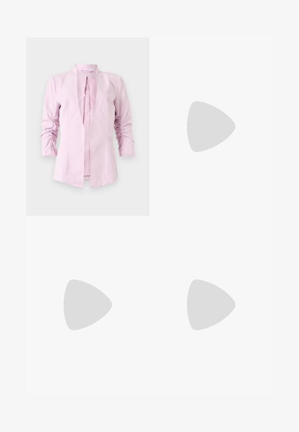 Ljusrosa blazer med långa ärmar, utan krage och med rynkdetaljer på ärmarna. Slät tyg med en figurnära silhuett.; Svart kortärmad topp gjord av stretchigt tyg, med en figursydd design och veckad detaljering på sidorna. Slät textur, klassisk form.; Svarta byxor med rak passform, utrustade med framfickor och sidoklyvningar vid fållen. Tillverkade av mjukt, slätt tyg. Lämpliga för olika tillfällen.; Svarta lackerade klacksandaler med fyrkantig tå, ankelremmar och silverfärgade spännen. Har en kraftig blockklack för stabilitet.