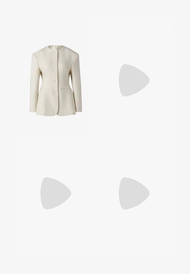 Blazer écru en tissu texturé avec un col haut, fermeture à cinq boutons à l'avant et deux poches latérales. Silhouette ajustée.; T-shirt blanc cintré, manches courtes et larges, en coton doux, décolleté rond avec une discrète bordure orange, design minimaliste, sans motifs ni graphiques.; Pantalons en coton blancs avec une coupe droite, dotés d'une taille mi-haute et sans matériel ou motifs visibles. Texture lisse sur l'ensemble.; Sandales à talons noirs en cuir lisse, avec un bout carré, une sangle à la cheville et un accent doré à l'avant.