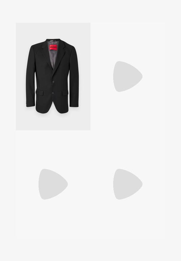 Zwarte op maat gemaakte blazer van gestructureerde stof. Heeft een geknipt revers, twee voorzakken en een enkelsluitingsknop.; Twee zwarte katoenen t-shirts met korte mouwen en ronde hals. Beide hebben een rood merketiket bij de hals. Eenvoudig, klassiek ontwerp.; Zwarte trainingsbroek van lichtgewicht materiaal met een elastische tailleband, enkelmanchetten en een discreet Nike-logo aan de linkerkant.; Zwarte sportieve schoen met een ademende bovenkant van mesh, gestructureerde accenten en een golvende rubberen zool. Heeft een reflecterende logo en vetersysteem.