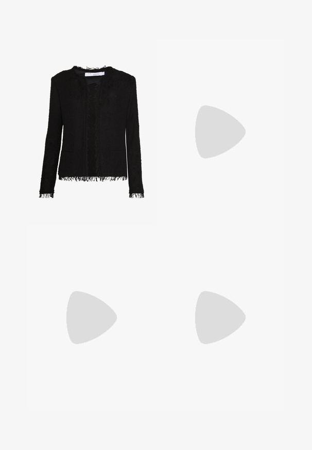 Veste noire texturée avec des bords effilochés, design ouvert et manches longues. Fabriquée en tissu tissé, elle présente un motif subtil sur l'ensemble.; T-shirt en coton blanc avec des manches courtes, un col rond, une coupe décontractée et un ourlet cousu. Étiquette visible à l'intérieur du col.; Pantalons beiges ajustés à coupe droite, avec des plis à l'avant, une texture lisse et une taille mi-haute. Pas de poches visibles.; Stuart Weitzman DAYNA  - Escarpins - cream.