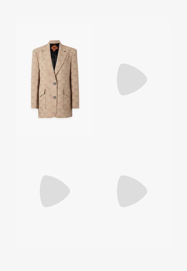 MCM Blazer - beige; Hvid langærmet skjorte med krave lavet af bomuld. Har en knaplukning fortil og en enkelt brystlomme. Glat tekstur, afslappet pasform.; Lyseblå denim maxi nederdel med lige snit, der har sideslidser og fem-lomme design. Fremtrædende syninger og metalknaplukning.; Sort læderballetsko med rund tå, glat tekstur, minimal syning og et fleksibelt såldesign.