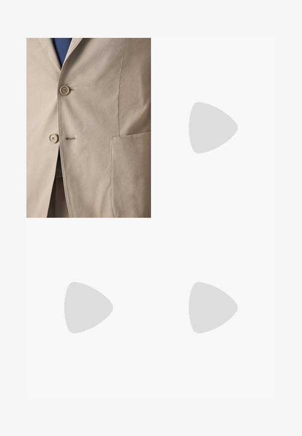 Blazer beige con un design strutturato, due bottoni e una tasca. Tessuto liscio con una leggera trama e dettagli di cucitura pulita.; Maglietta nera a maniche corte realizzata in un morbido misto cotone, con scollatura a girocollo e un design minimalista senza motivi o dettagli.; Pantaloni neri in tessuto lisci, con design a gamba dritta. Presentano una chiusura frontale con bottone e passanti per cintura. Senza fantasie.; Scarpa da uomo in pelle nera con texture liscia, punta arrotondata e cinque occhielli. Presenta un tacco basso impilato e dettagli di cucitura sottili.