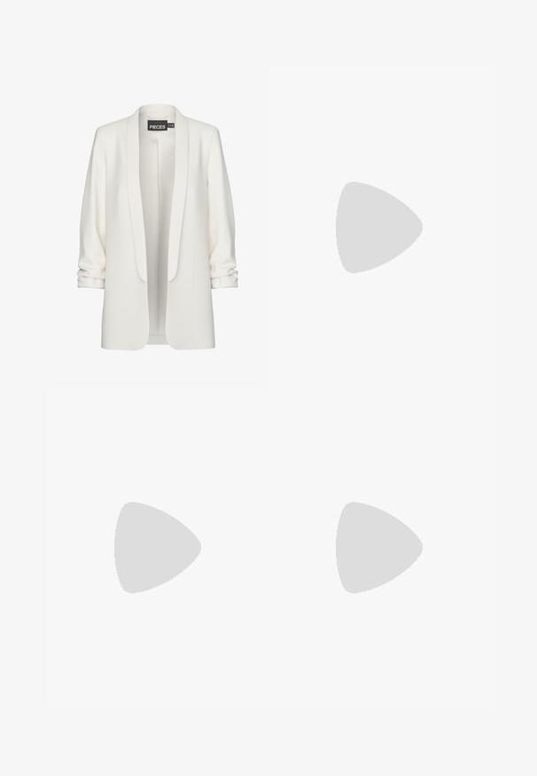 Weiße Blazer aus glattem Stoff, mit offenem Front und hochgekrempelten Ärmeln. Hat ein minimalistisches Design ohne sichtbare Verschlüsse oder Muster.; Weißes, geripptes Tanktop mit rundem Halsausschnitt, ärmellosem Design und kurzer Länge. Das Etikett trägt die Aufschrift "JJXX". Glatte Stoffstruktur.; Schwarze, weit geschnittene Hose mit elastischem Bund, aus glattem Stoff gefertigt. Hat ein cleanes Design ohne Taschen oder sichtbare Nähte.; Schwarze und graue Wildledersneaker mit einem großen cremefarbenen "N"-Logo, lila Schnürsenkeln und einer strukturierten Gummisohle.