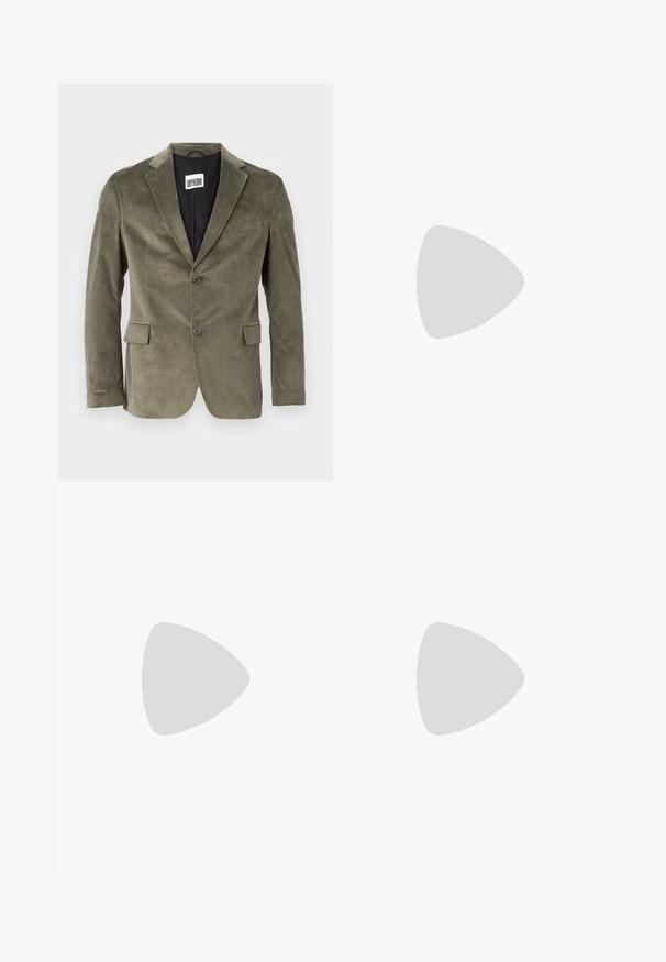 DRYKORN YAMES - Blazer - green; Camisa branca de manga longa com botões, feita de algodão, apresentando um colarinho clássico, botões frontais e um detalhe de costura minimalista.; Calças azul marinho feitas de um tecido texturizado, com pernas retas, frente lisa e dois bolsos laterais. Sem padrões ou acentos visíveis.; Sapato de pele preto com fivelas duplas, silhueta elegante e bico redondo. Apresenta um salto baixo e textura suave.