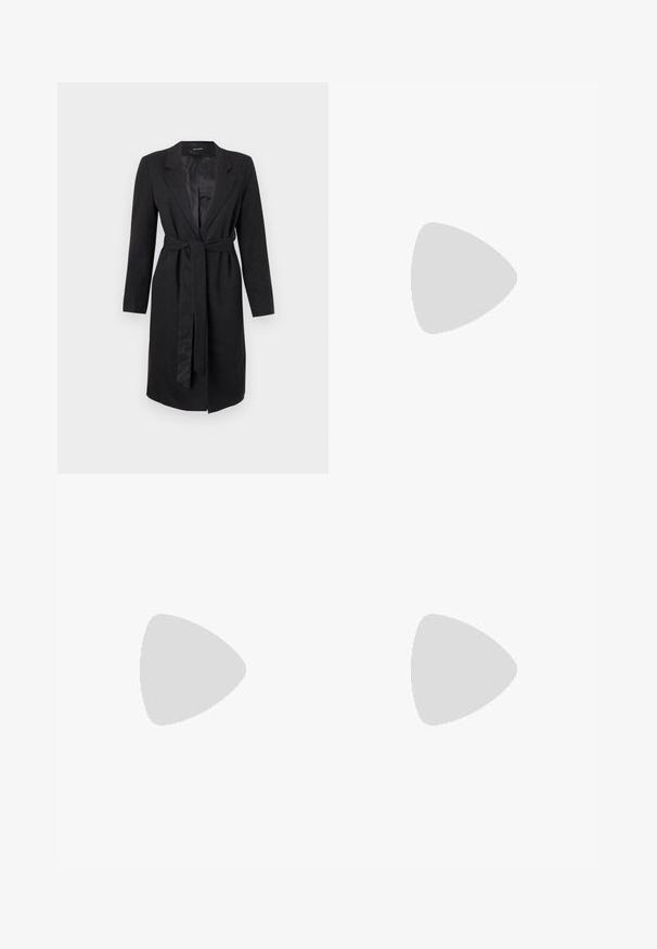 Manteau long noir en tissu texturé, avec un revers en pointe, des manches longues et une ceinture assortie à nouer à la taille. Doublure en satin lisse.; T-shirt en coton blanc avec un col rond et des manches courtes. Présente un design de texte circulaire en petits points portant l'inscription "Pepe Jeans London".; Pantalons noirs évasés avec une texture lisse, taille mi-haute et poches latérales. Design simple sans motifs ni embellissements.; Baskets montantes en toile blanche avec semelle en caoutchouc noir, capuchon en caoutchouc à l'avant, et six œillets pour les lacets, présentant un design épuré et minimaliste.
