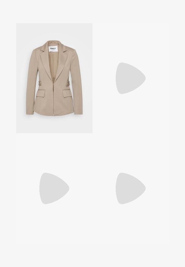 Bež ženski blazer, prilegajočega kroja, narejen iz teksturiranega blaga, z okroglimi štrnami, sprednjim zadrgo, dvema sprednjima žepoma in zlatimi gumbi.; Even&Odd Petite 2 PACK - Top - light grey/black; Črne razširjene hlače iz gladkega materiala, ki imajo zlate gumbne detajle ob pasu in oprijet silhueto.; Črni lakirani usnjeni loafers s debelim črnim podplatom in zlato kovinsko opremo. Gladka tekstura in zasnova zaokroženega nosu.; Srebrni kovinski obročasti uhani z brušenjem, s krožno obliko in prozornim zatičem za varno nošenje.