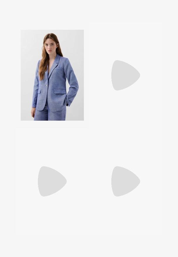Blazer azzurro chiaro realizzato in tessuto testurizzato, dotato di due tasche frontali, chiusura a un bottone e bavero a punte. Presenta sottili puntini su tutta la superficie.; T-shirt bianca in cotone con scollatura rotonda e maniche corte. Design semplice, texture liscia, senza motivi o dettagli.; Pantaloni a gamba larga in tessuto crema con una texture liscia, caratterizzati da un singolo bottone frontale, pieghe sottili e un design a vita alta.; Sandalo alto in metallo dorato con cinturino alla caviglia, due bande frontali strette e tacco a blocco. Presenta decorazioni ornamentali.; Borsa di stoffa bianca a forma triangolare, con dettagli in occhio di pernice e un fiocco legato sulla parte superiore. Texture liscia su tutta la superficie.
