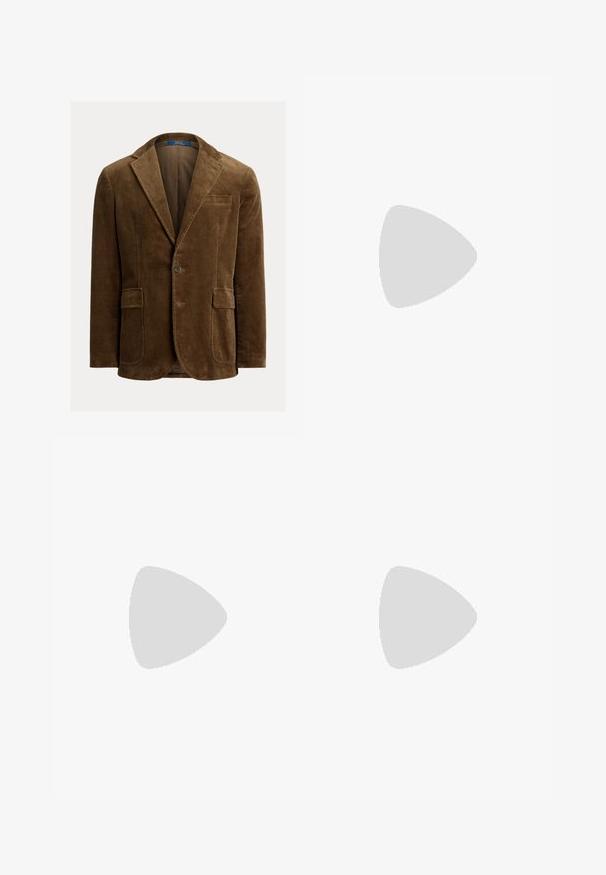 Blazer en velours côtelé marron avec revers crantés, deux poches à rabat à l'avant, une poche poitrine passepoilée et fermeture à un bouton.; Polo blanc en coton, avec un motif répété de chiens bleus et un petit logo bleu sur la poitrine. Manches courtes et col.; Pantalons khaki, en mélange de coton, coupe droite, plis avant, passants de ceinture et fermeture à bouton. Texture lisse sans motifs.; Baskets en suède bleu marine avec une texture tissée, semelle en caoutchouc blanc et design simple. Présentent des lacets discrets et une doublure intérieure lisse.