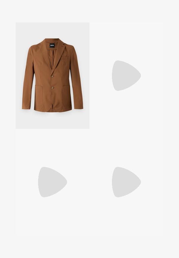 Blazer marrone realizzato in un tessuto morbido, con rever a punta, due tasche anteriori, due bottoni e una tasca sul petto.; Polo shirt beige lavorato a maglia con scollatura a V, maniche corte e righe verdi sul petto. Presenta un logo ricamato in blu.; Pantaloni in lino marrone con una finitura testurizzata. Presentano una vestibilità classica, tasche laterali e un dettagli di chiusura frontale discreto.; Mocassini in pelle marrone con accentuazione in tela taupe, dettaglio cucito e suola in gomma testurizzata progettata per comfort e durata.; CHIMI CHIMI 02 - Occhiali da sole - pale yellow