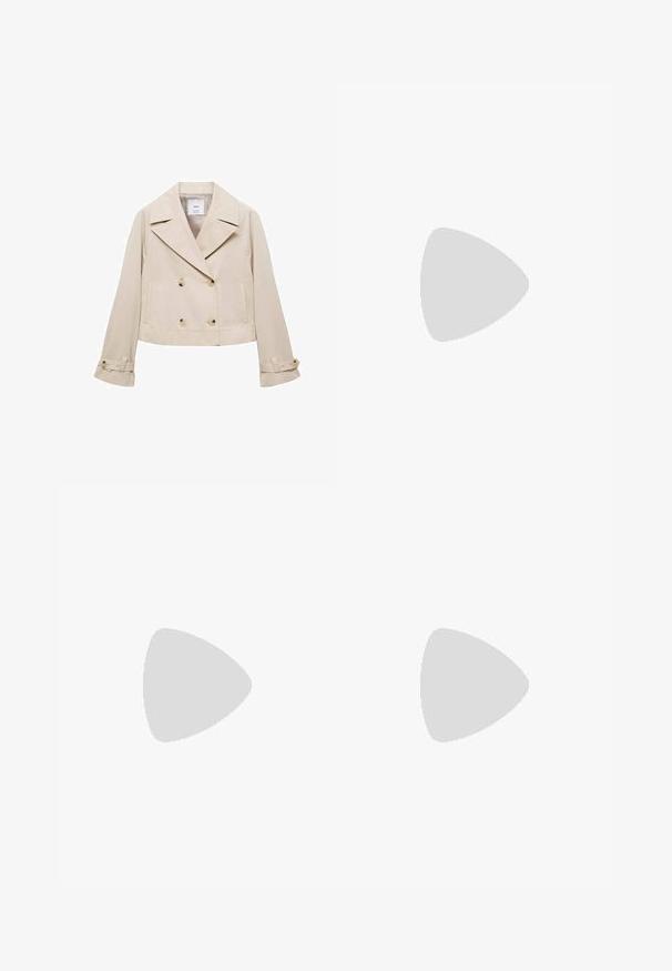 Mango Blazer - beige; Hvid T-shirt lavet af blødt, let stof. Har en rund halsudskæring og korte, brede ærmer med en afslappet pasform. Ingen synlige mønstre.; Videbenede bukser i cremefarvet stof med en glat tekstur. Har en enkel talje og sort kant langs sømmen for kontrast.; Sort læder kitten hæl sandal med tynde stropper, guldspænde og minimalistisk tå løkke på en hvid baggrund.; Sort læder skuldertaske med en buet form, der har sølvnitter og syning detaljer. Justerbar rem for alsidighed.