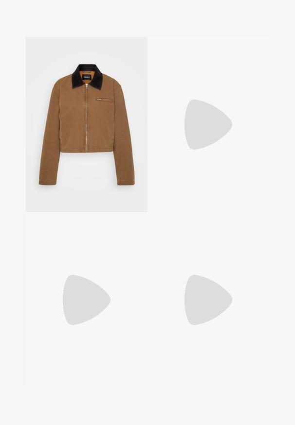 Brun cropped jakke med krage i svart kordfløyel, frontglidelås og brystlomme. Glatt stoff med minimale sømdetaljer.; Hvit t-skjorte med korte ermer som har et rosa båndgrafikk og teksten "COQUETTE" i svart. Myk stoff med en avslappet passform.; Mørkeblå høyt liv vide jeans med frontlommer, beltehemper, knappelukking og synlig søm på hvit bakgrunn.; Beige hæl-sandaler med blokhæl, rem-design og justerbar ankelrem, lavet af glat syntetisk materiale med mat finish.