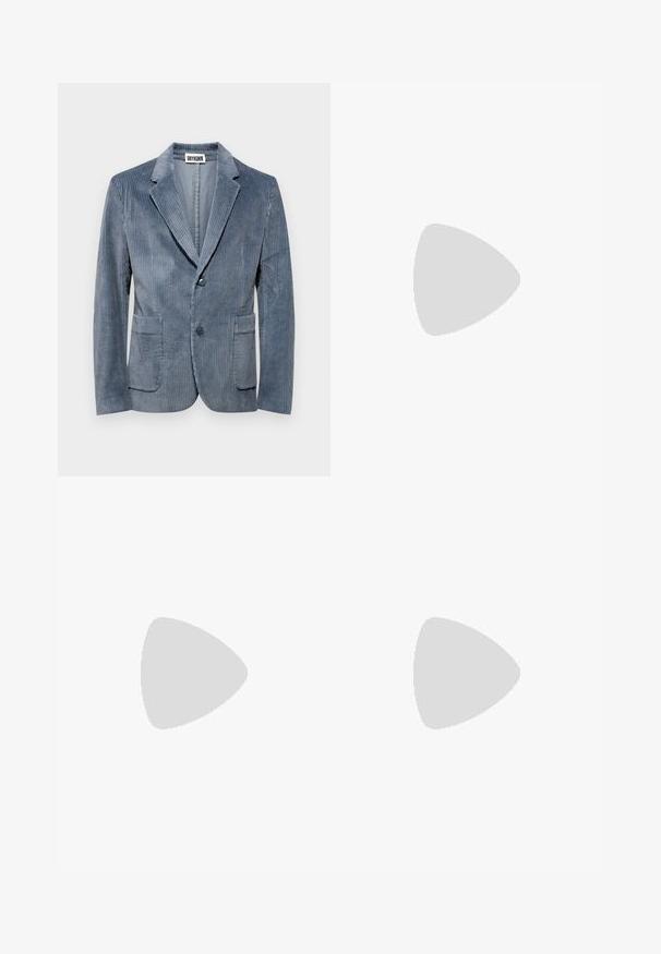 DRYKORN MARLS - Blazer jacket - blue; BOSS TEE - Basic T-shirt - open white; Navy blue tailored trousers made of smooth fabric, featuring a zippered pocket, straight legs, and a button closure at the waistband.; White sneaker with a smooth leather upper, round toe, and flat sole. Black accent at the heel, featuring tonal laces and minimal branding.