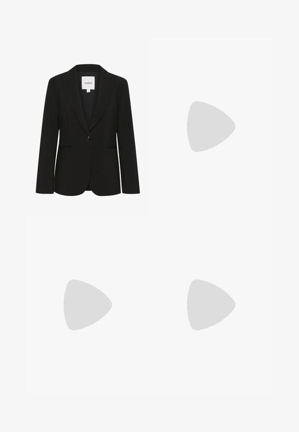 Černý stylový blazer z hladké tkaniny, který má jednobotonové zapínání, klopové límce a dvě přední kapsy.; Černé bavlněné tričko s volným střihem, krátkými rukávy, zaobleným výstřihem a hladkou texturou. Bez viditelných vzorů nebo akcentů.; Černé kalhoty s rovným střihem, s předními kapsami a bočními rozparky na lemu. Vyrobené z jemné, hladké tkaniny. Vhodné na různé příležitosti.; Černé ploché sandály s lesklým povrchem, třemi tenkými popruhy a kulatým kovovým detailem na špičce. Elegantní design s minimálním podpatkem.