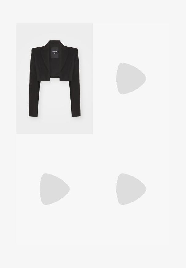Patrizia Pepe Blazer - nero; Ljust beige sweatshirt gjort av mjukt tyg, med rundad halsringning, sänkta ax seams och ribbade mudd och fåll.; Beige sweatpants med elastisk midja, dragsko och tapered muddar. Har en liten logotyp på sidan. Mjuk textur.; Svart mockastövlar över knäna med klack, med en slät textur och en åtsittande design som sträcker sig över knäet.; Svarta fyrkantiga solglasögon med mörka linser och blanka svarta skalmar. Har en gyllene rund hårdvaruaccents på sidan. Slät yta överlag.; Svart vadderad handväska med en guldbi-emblem, med en kedjeslinga och rektangulär form. Slät textur med chevronmönster.; Roséguldfärgad armbandskedja som har två sammanlänkade band, där ett är prytt med en rad diamanter, elegant yta och släta kanter.