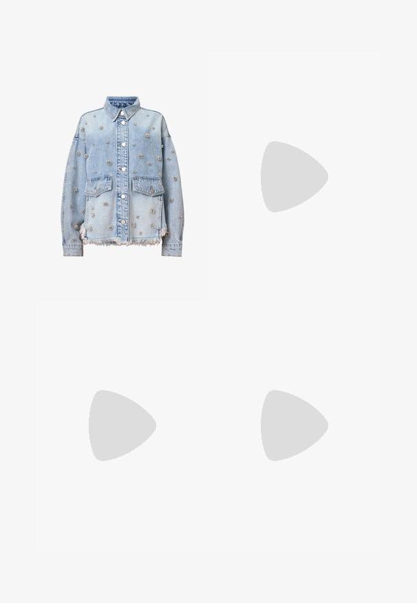 Giacca di jeans azzurro chiaro con borchie floreali argentate, due tasche sul petto, colletto e orlo sfrangiato. Bottoni e cuciture sono visibili.; T-shirt bianca cropped, maniche corte e larghe, tessuto di cotone morbido, scollatura rotonda con bordino arancione sottile, design minimale, senza motivi o grafiche.; Pantaloni bianchi in cotone con design a gamba dritta, caratterizzati da una vita a media altezza e senza hardware o motivi visibili. Tessuto liscio su tutta la superficie.; Scarpa slingback a punta in pelle bianca sporca, caratterizzata da un tacco basso e un design con ritagli, dal texture liscia e con accenti minimi.