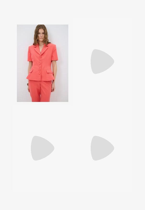 Koronkowy garnitur w kolorze koralowym z kurtką peplum, wyposażoną w pięć guzików, krótkie rękawy i kieszenie naszywane; dopasowane spodnie. Gładka tekstura.; Dwa bezrękawniki: jeden biały, o prążkowanej fakturze, a drugi jasnoszary z delikatnym wzorem heather. Oba mają okrągłe dekolty.; Jasnoniebieskie dżinsy w kształcie dzwonów, wykonane z denimu. Posiadają pasek w talii z metalowym guzikiem, pięć kieszeni oraz subtelne wyblaknięcia na całej powierzchni.; Beżowe szpilki slingback z zakończeniem w szpic i niskim, rozkloszowanym obcasem. Wykonane z gładkiej skóry, o minimalistycznym wzornictwie i regulowanym pasku.