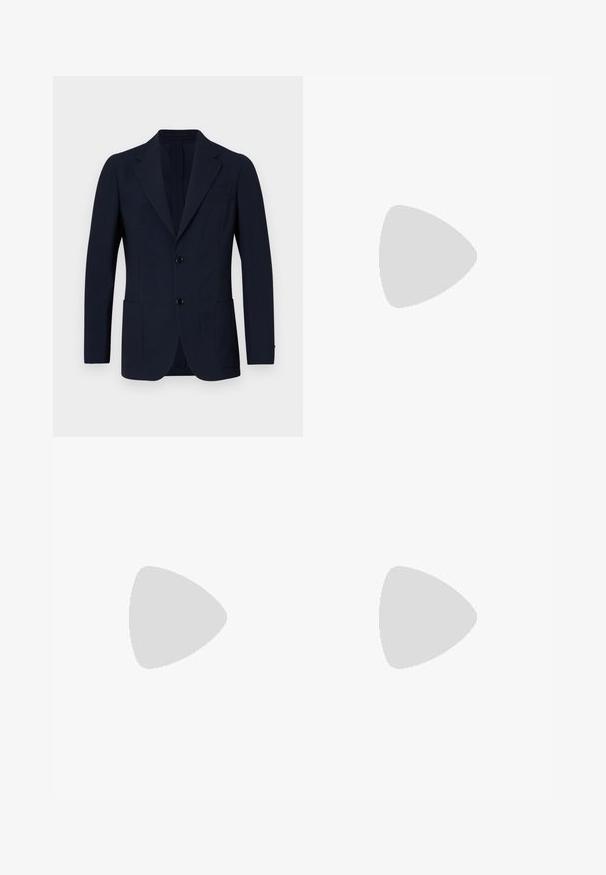 Blazer blu navy realizzato in tessuto testurizzato, con chiusura a due bottoni, colletto a rever e due tasche frontali. Design classico e su misura.; T-shirt oversize nera a maniche corte con scollatura rotonda e etichetta del marchio Filippa K visibile all'interno del colletto.; Tiger of Sweden TREYTON - Pantaloni - dark ink; Mocassino da uomo in pelle nera con tacco basso e design classico a striscia, mostrato in profilo laterale su sfondo bianco.