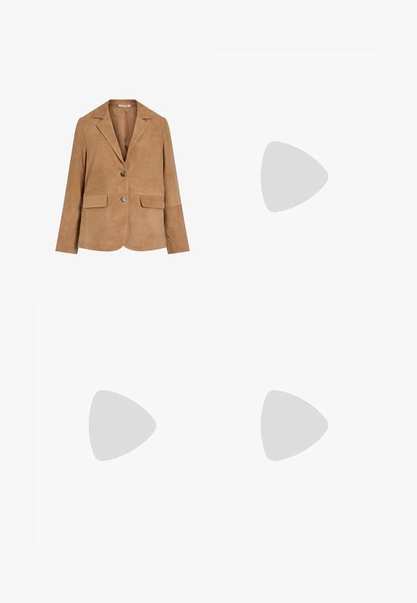Blazer in suede marrone con revers a punta, chiusura a un bottone, due tasche frontali e una texture liscia.; T-shirt beige cropped realizzato in tessuto scintillante con maniche corte e dettaglio annodato all'orlo. Texture liscia e scollatura rotonda.; Pantaloni in denim a gamba larga con una sfumatura che va dal blu chiaro al blu scuro, vita alta, passanti per cintura e una cintura in tessuto coordinato. Finitura in denim strutturato.; Sneaker bianchi e grigi con un accento nero sul tallone, caratterizzati da una parte superiore in pelle liscia e una punta in suede testurizzato. Indossati con calzini scuri grigi a sbuffo.