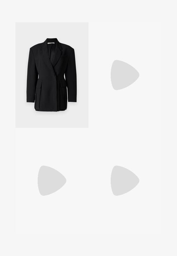 Melna žakete ar vienrindu piegriezumu, ar grieztiem atlokiem, divām priekšējām kabatām un teksturētu auduma apdari.; Filippa K BRAID - Džemperis - black; Plati kāju džinsi vidēji zilos toņos. Izgatavoti no kokvilnas, piedāvā klasisku piecu kabatu dizainu un pogu aizdari jostasvietā.; Melnas ceļgala augstās zābakus ar spīdīgu apdari, kvadrātveida purngalu un masīlu papēdi. Dizains izceļas ar gludu tekstūru un elegantu siluetu.; Melnā mākslīgās ādas rokassomu ar teksturētu apdari, kas piedāvā pērlītēm rotātu sudraba akcentu augšējā rokturī un ķēdes siksnu.