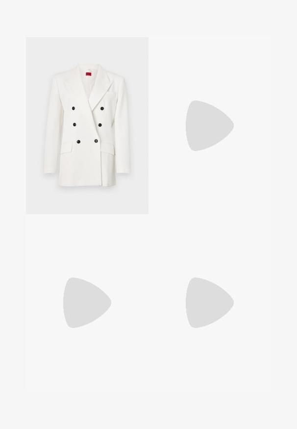 Witte dubbelbreasted blazer met zwarte knopen, notch revers, twee voorzakken en een gestructureerde stofafwerking. Rood merklabel aan de binnenkant.; Zwarte doorschijnende blouse met een geborduurd bloempatroon, lange mouwen, knoopsluiting aan de voorkant en een striksluiting bij de halslijn. Getextureerde stof, cropped fit.; Lichtroze shorts van een katoenmix, met een hoge tailleband, plooien en een omgezoomde onderkant met zichtbare stikseldetails.; Zwarte leren hoge hak schoen met een spitse neus, enkelbandje en een dunne hak. Gladde textuur met een gouden accent op de hakbasis.