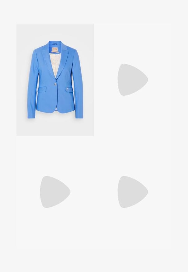 Svetle modrý blazer s přiléhavým střihem, dvěma předními kapsami, zapínáním na jeden knoflík a podšívkou s jemným vzorem.; Bílé tričko s krátkým rukávem vyrobené z měkké bavlny. Má kulatý výstřih a volný střih. Čistý design bez viditelných vzorů nebo akcentů.; Bílé kalhoty na míru s rovnými nohavicemi, se zapínáním na knoflík, poutky na opasek a bočními kapsami; hladká struktura látky.; Sukně s špičatou špičkou v světle modrém semišovém provedení se stříbrnými akcenty a pásky, s nízkým blokovým podpatkem a dekoračním detailem v podobě mašle.