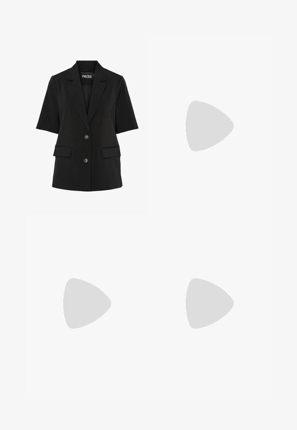 Pieces PCTEMPRE - Kratka jakna - black; Bijela kratka majica s kratkim rukavima od glatkog pamuka. Ima okrugli izrez i ravni rub, bez uzoraka ili ukrasa.; Crne hlače širokih nogavica s visokim strukom, s dugmadi na pojasu i prednjim nabora.; Crna kožna čizme do gležnja sa šiljastim prstom, glatke teksture i strukturiranim blok petom. Ima visoki, preklopljeni dizajn manžetne.; Prozirne plastične naočale kvadratnog okvira s prozirnim lećama, koje sadrže zlatne akcentne detalje na drškama.; Crna torba s oblikom koji sadrži strukturu, glađu teksturu i metalnu kopču. Uparena s širokim crnim hlačama i sandalama na otvorenom s drvenog poda.