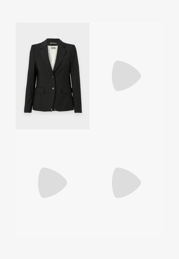Černý blazer s přiléhavým střihem, výstřihy, dvěma předními kapsami a zapínáním na jeden knoflík. Vyroben z hladkého materiálu.; Černé bavlněné tričko s výstřihem do V a krátkým rukávem. Jednoduchý design s klasickým střihem bez vzorů nebo akcentů.; Černé kalhoty na míru se střihem do rovna, které mají hladkou texturu a ostré sklady na přední straně. Bez viditelného kování.; Černá kožená sandál s podpatkem, nastavitelným páskem kolem kotníku, otevřenou špičkou a čtveratým blokovým podpatkem. Hladká textura, minimalistický styl.