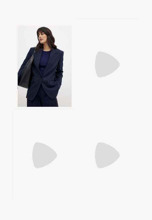 Blazer azul marino con solapas afiladas, cierre de un solo botón y dos bolsillos frontales. Combinado con una blusa de canalé oscura y un bolso negro.; Blusa de mezclilla con mangas abullonadas, un gran collar y siete botones. Color azul con detalles de costura visibles y un corte holgado.; Jeans de pierna ancha en denim azul oscuro con costuras amarillas, cinco bolsillos y cierre de botón. Textura suave, diseño informal.; Mocasines de hombre de cuero marrón oscuro con suela negra y detalles de costura en la puntera, mostrados en perfil lateral.; Gafas de sol de gran tamaño en carey marrón con un amplio marco rectangular y lentes graduados. Detalles del logo en dorado en el lateral.; Bolso de ante marrón con una larga correa de cuero, herrajes de plata, forma rectangular y una solapa plana con un adorno central.