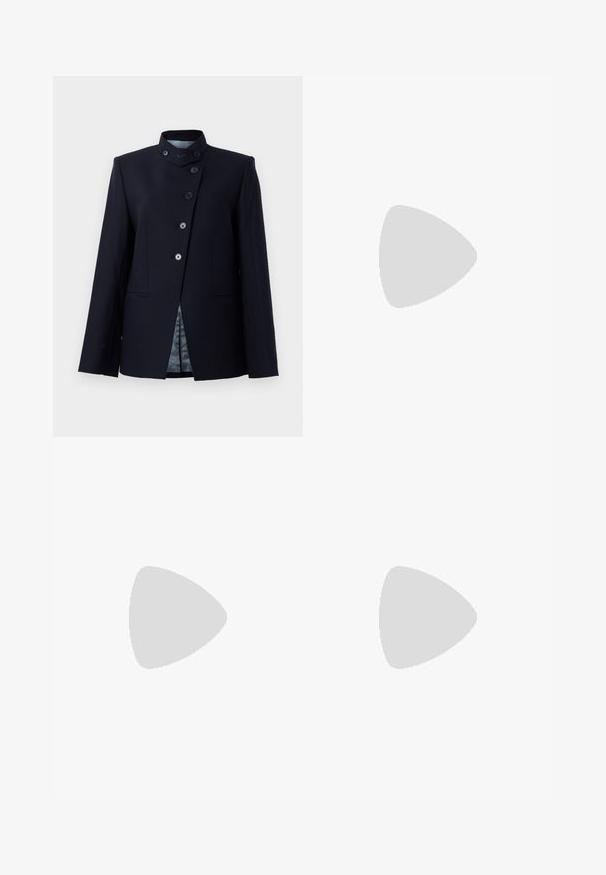 Blazer blu navy realizzato in misto lana, dotato di un colletto alto, chiusura a cinque bottoni e due tasche frontali. Foderato con un tessuto stampato.; T-shirt bianco in cotone con maniche corte, scollo rotondo, vestibilità comoda e orlo cucito. Etichetta visibile all'interno del colletto.; Pantaloni blu navy realizzati in tessuto morbido, con un design a gamba dritta, pieghe frontali e tasche laterali per un look sartoriale.; Stivali al ginocchio in pelle nera con una texture liscia, punta quadrata, tacco a blocco e linguetta laterale, caratterizzati da dettagli di cucitura minimi.