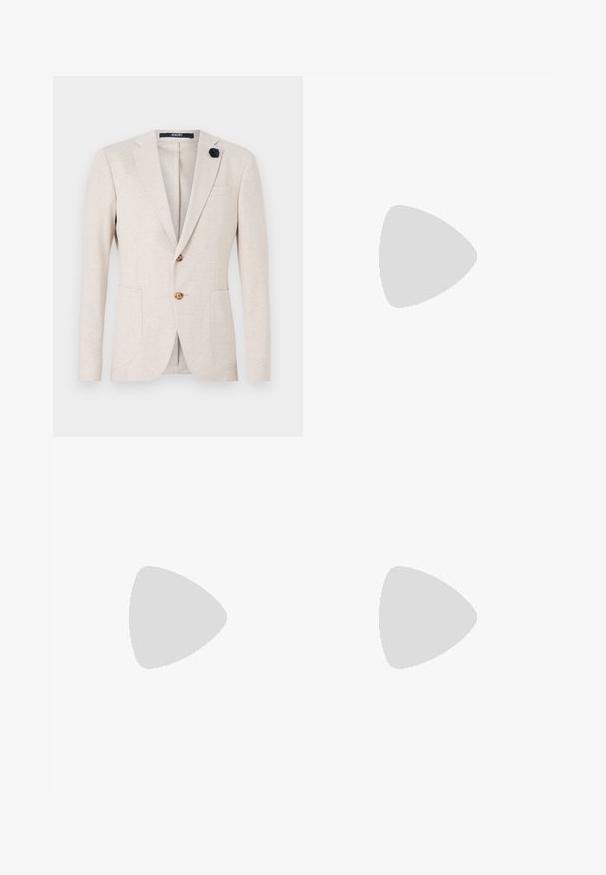 Beige blazer med klassisk design, med haklapper, to forlommer og en marineblå stoffblomst som accent på kragen.; Lys blå langermet skjorte laget av glatt stoff, med knappelukking foran, spiss krage og vanlig passform.; Sorte bukser laget av et glat stoff. De har en rett kutt, flat front og en knappelukking med et enkelt livdesign.; Sorte lærdressko med en glatt overflate, snøresystem, rund tå og subtile sømdetaljer. Har en svart gummisåle.
