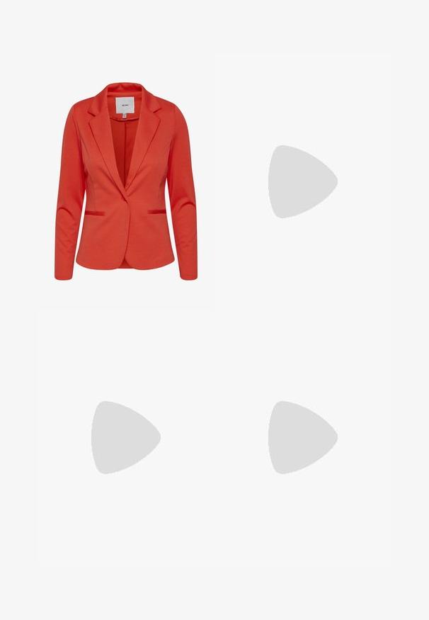 Sarkans žakets no ICHI ar izgrieztu apakšmalu, divām priekšējām kabatām un vienu pogu aizdari. Gluda tekstūra un pielāgota piegriezuma.; Melna sporta t-kreklu ar gludu audumu, ar mezglošanas priekšpusi un mazu baltu Nike logotipu uz krūšu daļas.; Melnas sporta šortus ar elastīgu jostu, ar slāņotu dizainu un mazu balto Nike logo apakšējā kreisajā stūrī. Viegls materiāls.; Melns sporta apavu ar teksturētu auduma augšdaļu, baltu zolīti un izteiktu auklas sistēmu. Tajā ir Nike logotips un mīksts, spilventiņots dizains.