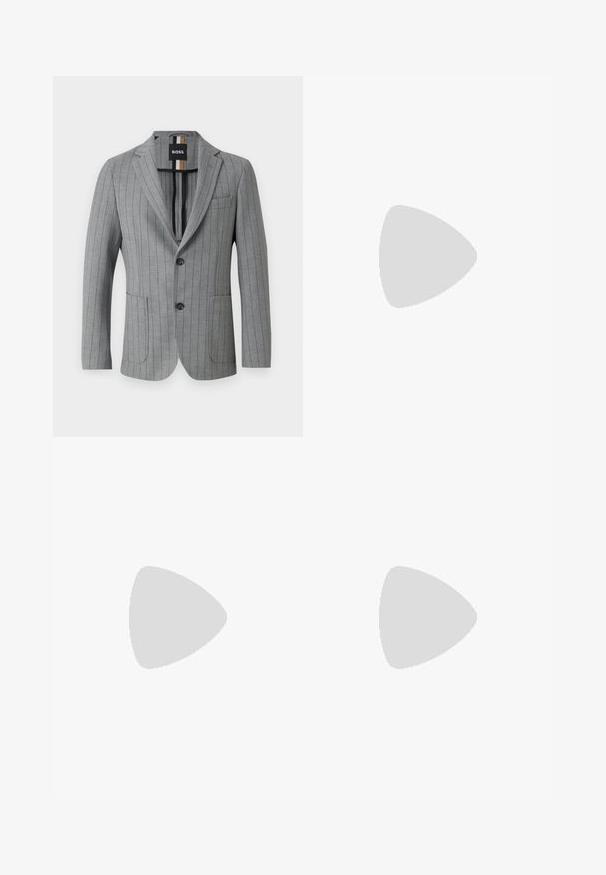 Blazer grigio chiaro con righe verticali, due tasche frontali, revers a punta, due bottoni e un'etichetta interna con i colori del marchio.; Camicia bianca a maniche lunghe con bottoni realizzata in cotone, caratterizzata da un colletto classico, bottoni frontali e dettagli di cucitura minimal.; Pantaloni blu navy realizzati in un tessuto texturizzato, con gamba dritta, davanti piatto e due tasche laterali. Nessun motivo o dettaglio visibile.; Scarpa da uomo in vera pelle nera con doppie fibbie, silhouette elegante e punta tonda. Presenta un tacco basso e una texture liscia.