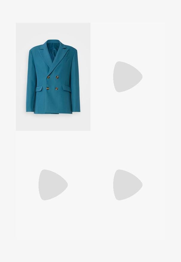 Teal Doppelreiher Blazer aus glatter Stoff. Verfügt über vier goldfarbene Knöpfe, zwei Fronttaschen und ein Reversdesign.; Schwarzes Baumwoll-T-Shirt mit kurzenÄrmeln, Rundhalsausschnitt und lockerer Passform. Glatte Textur und minimalistisches Design, ohne Muster oder Akzente.; Graue Baumwoll-Loungehosen mit elastischem Bund, Kordelzug und zwei seitlichen Taschen; gerader Schnitt, weiche Textur, ohne Muster.; Helles blaues Wildleder-Sneaker mit weißen Lederstreifen, einer braunen strukturierten Sohle und goldenen Logodetails. Niedrig geschnittenes Design mit runder Zehenpartie.