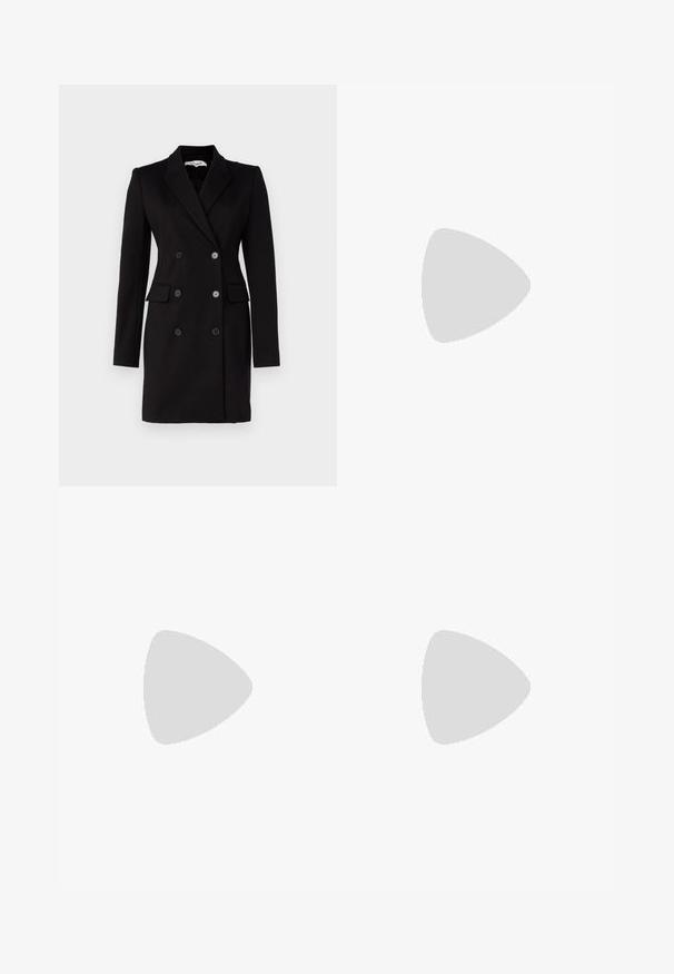 Diane von Furstenberg VIRGINIA JACKET - Blézer - black; Fekete, rövid ujjú póló V-nyakkivágással, sima, rugalmas anyagból készült. Egyszerű, klasszikus fazonnal rendelkezik, díszítések nélkül.; Széles lábú fekete nadrág, texturált felülettel, lapos derékkal és két oldalsó zsebbel. Az anyag könnyűnek és légiesnek tűnik.; Fehér bőr, magassarkú cipő hegyes orral, bokapánttal és vékony tűs sarkal. Simaszövet, finom fényes felülettel.