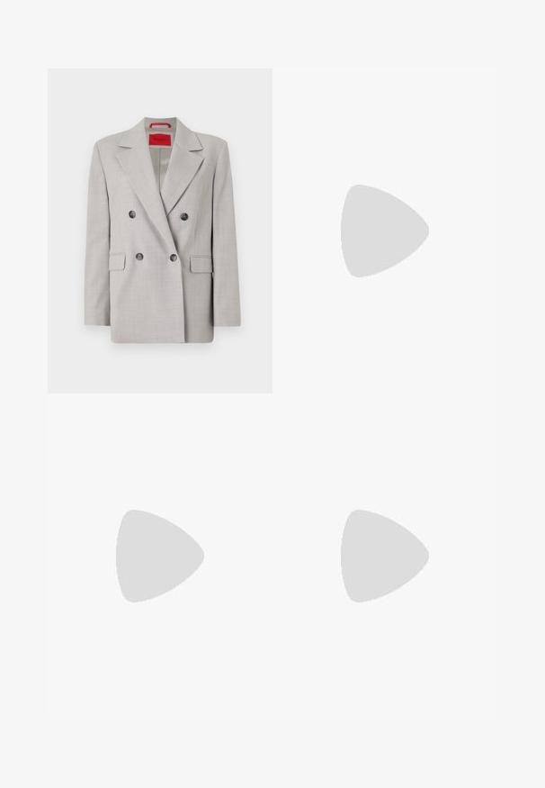 Blazer doppiopetto grigio chiaro realizzato in un tessuto testurizzato, con colletto a punta, due tasche frontali e bottoni neri.; Top a halter nero con silhouette aderente, realizzato in tessuto a costine. Presenta un collo alto e un design senza cuciture con una texture liscia.; Pantaloni neri a gamba larga con una texture liscia, dotati di una vita alta e pieghe centrali. Nessun motivo visibile o dettagli in metallo.; Ballerine in pelle nera con punta affusolata e una cinturino laterale con un accento circolare dorato. Leggere e con suola piatta.