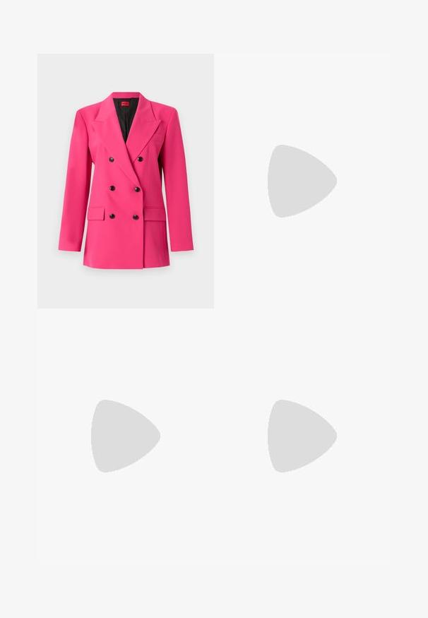 Dvojřadový růžový blazer vyrobený z texturované látky. Obsahuje černé knoflíky, klopové límce a dvě přední kapsy. Vnitřek je černý.; Černé bavlněné tričko s krátkými rukávy s rolled úpravou, kulatým výstřihem a červenou etiketa. Hladká textura, přiléhavý střih s minimálními detaily.; Růžové kalhoty na míru se rovnými nohavicemi, hladkým povrchem a ostrými sklady vpředu.; Černá kožená vysoká boty na vysokém podpatku s špičatou špičkou, páskem kolem kotníku a tenkým podpatkem. Hladký povrch s zlatým akcentem na základně podpatku.