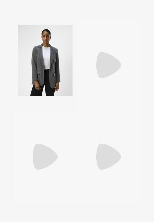 Grauer maßgeschneiderter Blazer mit Reverskragen, einreihiger Knopfverschluss und zwei vorderen Taschen. Kombiniert mit einem weißen Oberteil und schwarzen Hosen.; Schwarzer Spitzenbodysuit mit langen Ärmeln, floralen Mustern und U-Ausschnitt; verfügt am Boden über einen Tanga-Schnitt für eine figurbetonte Silhouette.; Weite Denim-Hosen in Mittelblau mit hoher Taille, ausgestattet mit einem Kordelzug, fünf Taschen und kontrastierenden Nähten.; Sportschuhe mit einem Obermaterial aus weißem Leder, grauer Wildleder-Zehenkappe und drei schwarzen Streifen. Sie verfügen über ein blaues Logo auf der Zunge und eine strukturierte Gummisohle.
