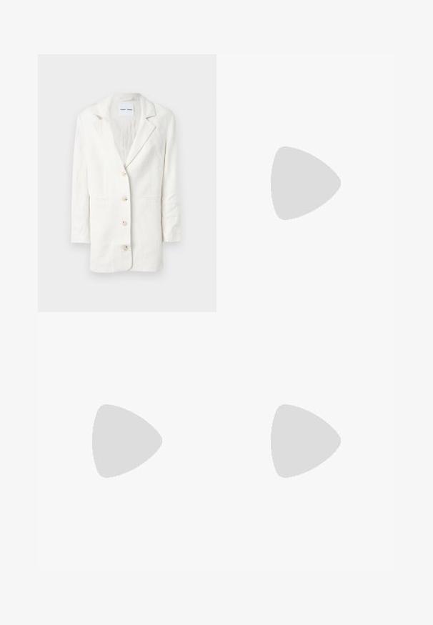 Biela sako vyrobené z ľahkej látky, s jednoradovým dizajnom, klopovými goliermi a tromi prednými gombíkmi s odpovedajúcimi gombíkovými dierkami.; Biely skrátený tričko, krátke široké rukávy, mäkký bavlnený materiál, okrúhly výstrih s jemným oranžovým lemovaním, minimalistický dizajn, bez vzorov alebo grafiky.; Čierne krajčírské nohavice so strihom rovného nohu, s hladkou textúrou a ostrými skladmi pozdĺž prednej časti. Žiadne viditeľné hardvér.; Čierne sandále na podpätku s pleteným pásikom, štvorcovou špičkou a nastaviteľným remienkom okolo členka. Svetlobéžová stielka s lesklým čiernym podpätkom.; Biela kožená kabelka s zakriveným tvarom, na prednej strane s embosovaným logom "CK" a jedným ramenným popruhom. Zipsové zapínanie navrchu.