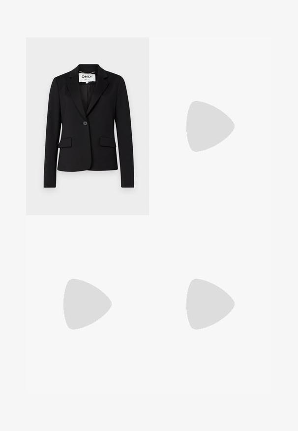 Blazer nero realizzato in tessuto morbido, con chiusura a un bottone, due tasche frontali e design con rever a metà.; Due top in maglia senza maniche, a collo alto, in nero e bianco, con un design aderente e una superficie liscia, di lunghezza cropped.; Pantaloni neri a gamba larga realizzati in tessuto leggero, caratterizzati da una chiusura frontale con bottone e frontale piatto, con orli cuciti con precisione.; Scarpe sportive con tomaia in pelle bianca, punta in suede grigia e tre strisce nere. Presentano un logo blu sulla linguetta e una suola in gomma testurizzata.