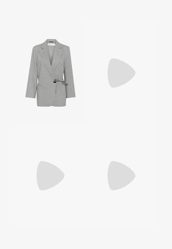 Siv blazer z alpako strukturo, s preklopnim oblikom, dolgimi rokavi in zavezanim pasom. Ima dve sprednji žep in odrezane reverje.; Bela bluza z enostranskim dizajnom, ki ima cvetni poudarek na eni strani in dolg, zavezan panel v pasu. Gladka tekstura.; Kremne široke hlače z visokim pasom, z gumbom za zapiranje in gladko teksturo brez vidnih vzorcev ali okrasov.; Črne čevlje na visoki peti z ostrim nosom, ožjim petnim delom ter naramnicami okoli gležnja. Narejeni so iz gladkega materiala s prefinjenim dizajnom.