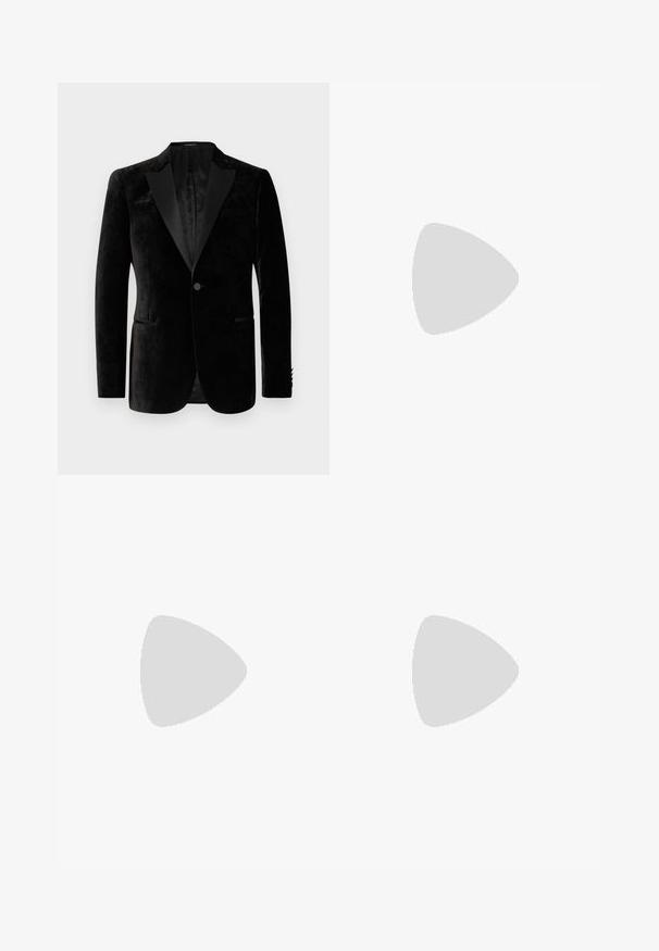 Schwarze Samt-Tuxedojacke mit satinierter Reversgestaltung, floralem Muster, einreihiger Knopfschluss und zwei Vordertaschen. Glatte Textur.; Schwarzes Baumwoll-T-Shirt mit Rundhalsausschnitt, kurzen Ärmeln und dem "EMPORIO ARMANI"-Logo in Weiß über dem geschwungenen Schriftzug "Milano".; Dunkelblaue Denim-Jeans mit schlankem Schnitt, die Farbkleckse, sichtbare Nähte und ein klassisches fünf-Taschen-Design aufweisen. Gerader Beinansatz.; Weiße Ledersneaker mit glatter Oberfläche, runder Zehenpartie, flachen Schnürsenkeln und strukturiertem Sohlenprofil. Mit einem dezenten Logo an der Ferse.; Schwarze runde Sonnenbrille mit dunklen Gläsern und schlanken Metallbügeln. Enthält klare Tempelspitzen und silberne Akzente am Scharnier. Minimalistisches Design.