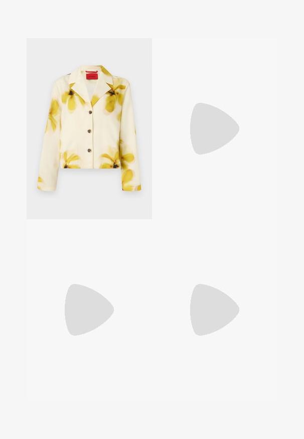 Giacca accorciata in morbido tessuto, color crema con stampa floreale gialla, colletto a punte, chiusura con bottoni e maniche lunghe. Accentuata da bottoni scuri.; Camicia button-down a righe blu con colletto, maniche lunghe e orlo curvo. Il tessuto sembra liscio e leggero. Chiusura con bottoni sul davanti.; Jeans in denim scuro a gamba larga con vita alta, dotati di un laccio, cinque tasche e dettagli di cucitura a contrasto.; Scarpa con tacco alto tipo slingback in pelle verniciata marrone scuro lucido, punta affusolata, lati aperti e cinturino alla caviglia regolabile.; Occhiali da sole tartarugati con lenti ovali allungate, tonalità marrone, accenti dorati con logo sulle tempie e aste nere eleganti.; Borsa a tracolla marrone con motivo, in tessuto testurizzato, con manico in pelle marrone e dettaglio del logo dorato su uno sfondo beige. Forma curva e strutturata.