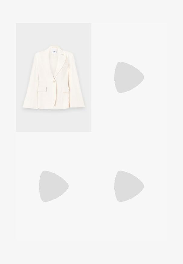 Blazer blanc ajusté avec un bouton, deux poches avant et un col cranté. Texture lisse avec une silhouette structurée.; T-shirt en coton noir avec un col rond, des manches courtes et un logo brodé sur la poitrine. Coupe simple et décontractée sans motifs.; Pantalon noir ajusté avec une coupe droite, présentant une texture lisse et des plis nets sur le devant. Aucune quincaillerie visible.; Talons en cuir verni noir avec un bout pointu, des sangles de cheville ajustables et un talon fin. Texture lisse avec une finition brillante.