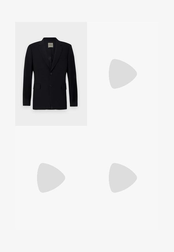 sandro LEGACY - Puvuntakki - marine; Filippa K ROLL NECK TEE - T-paita - smoke gree; Mustat suorat housut, jotka on valmistettu puuvillakankaasta, sisältävät nappikiinnityksen ja taskut, ja niissä on sileä rakenne.; Mustat mokkakengät valkoisilla kumipohjilla, joissa on pyöreä kärki ja nauhat, käytetään harmaiden räätälöityjen housujen kanssa.