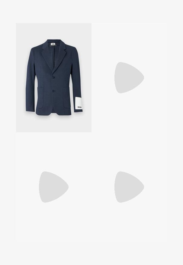 Granatowa marynarka z teksturowanym splotem, z dwoma przednimi kieszeniami, dwoma guzikami oraz białą metką na rękawie, z wyłogowym kołnierzem.; Biała bawełniana koszulka o luźnym kroju, z małym czarnym graficznym logo na lewej piersi. Krótkie rękawy, klasyczny okrągły dekolt.; Beżowe bawełniane spodnie o prostym kroju nogawki, z zapięciem na guziki i plisami z przodu dla dodatkowego zdobienia.; Czarne skórzane sneakersy z perforowaną fakturą, okrągłym czubkiem i płaską, białą gumową podeszwą. Posiadają czarne sznurówki i subtelne logo po boku.