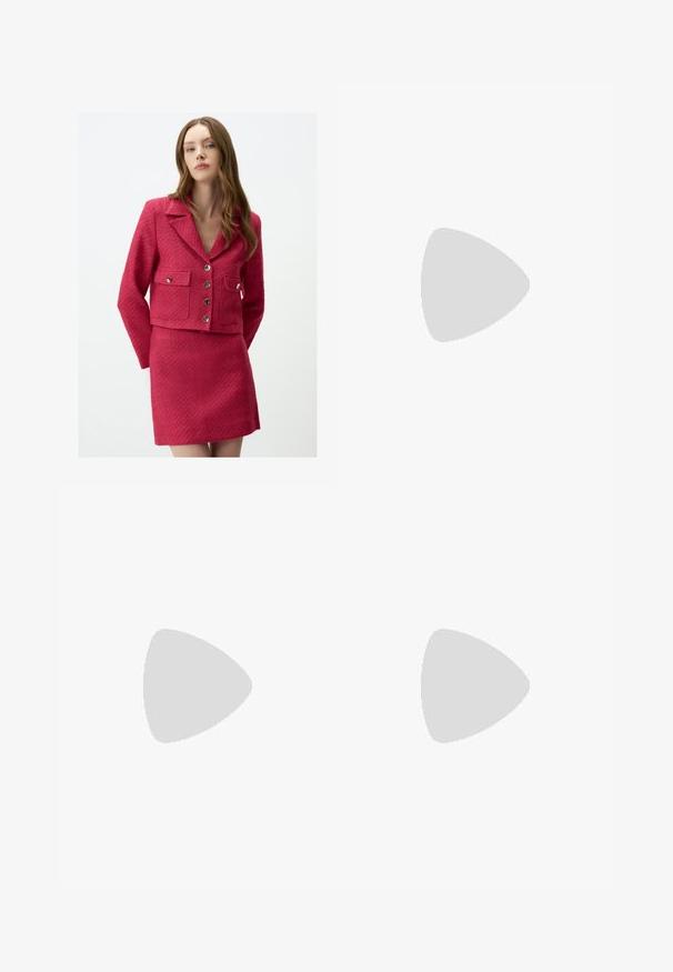 Blazer strutturato di un vivace rosa fluo con colletto, quattro tasche e bottoni argentati, abbinato a una mini gonna strutturata dello stesso colore.; Top peplum nero con sottili spalline regolabili. Tessuto strutturato e arricciato, corpino aderente, sezione inferiore svasata, senza hardware o motivi visibili.; Pantaloni neri a gamba larga in tessuto morbido, con pieghe nella parte frontale e tasche laterali, progettati con una linea dritta e comoda.; Slingback in vernice nera con tacco a stiletto, punta affusolata e cinturino regolabile. Superficie liscia con finitura lucida.