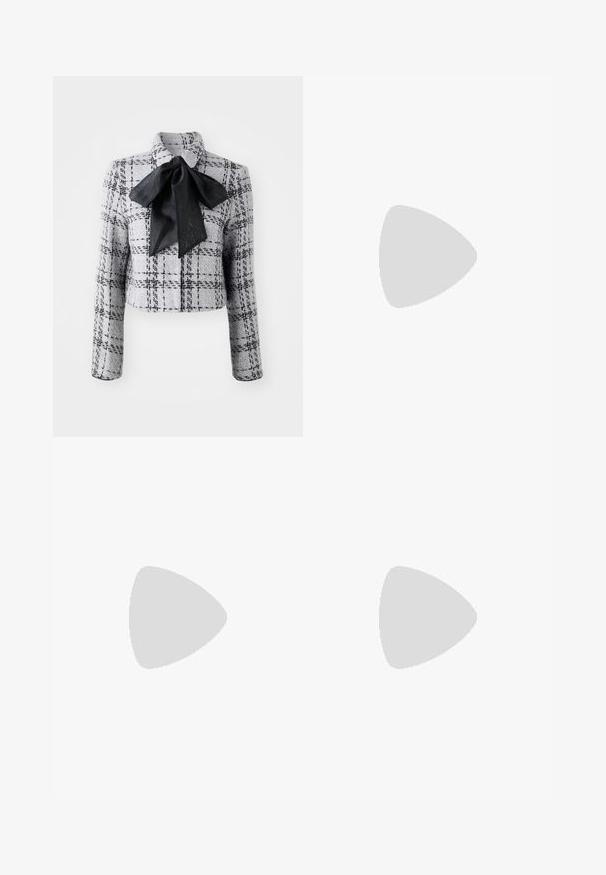 Marc Cain Blazer - grey; Camiseta blanca recortada, con mangas cortas y anchas, material de algodón suave, cuello redondo con un sutil ribete naranja, diseño minimalista, sin patrones ni gráficos.; Pantalones de algodón blancos con un diseño de pierna recta, que cuentan con una cintura de media altura y sin herrajes o patrones visibles. Textura suave en todo su recorrido.; Zapato de tacón alto de cuero negro con punta afilada, textura suave y tacón en forma de cono. Diseño minimalista, sin adornos adicionales.