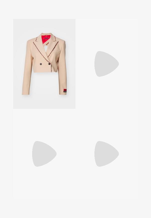 Beige Blazer mit Besatz aus Stoff, kontrastierender roter Fütterung, schwarzem Saum mit dekorativen Schlaufen und doppelter Knopfverschluss.; Zwei ärmellose Oberteile in Schwarz und Weiß, aus geripptem Baumwollstoff, mit runden Ausschnitten und einem taillierten Design. Etiketten auf beiden sichtbar.; Helle blaue weit geschnittene Jeans aus Denim, mit mittelhoher Taille, fünf Taschen und einem Knopfverschluss mit einem schlanken Metallelement.; Schwarze High-Top-Sneaker mit weißer Sohle und Schnürsenkeln, kombiniert mit lockeren blauen Jeans, die auf einem grauen Geländer ruhen.; Silberne Creolen mit rechteckigen und dreieckigen klaren Kristallen, die in einem kreisförmigen Muster angeordnet sind, und einem zentralen Stift zum Verschließen.